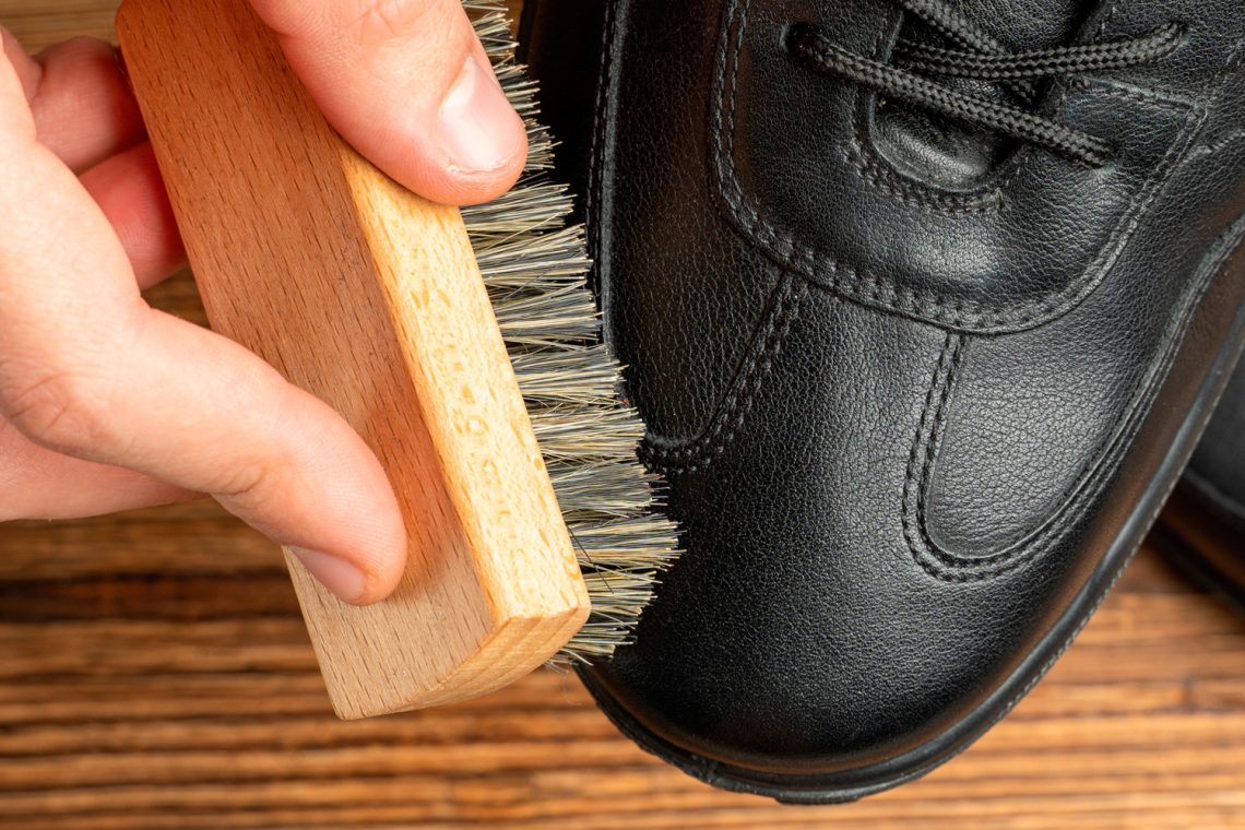 División Sandalias rigidez Cómo limpiar los zapatos de cuero - LuckyBear Blog