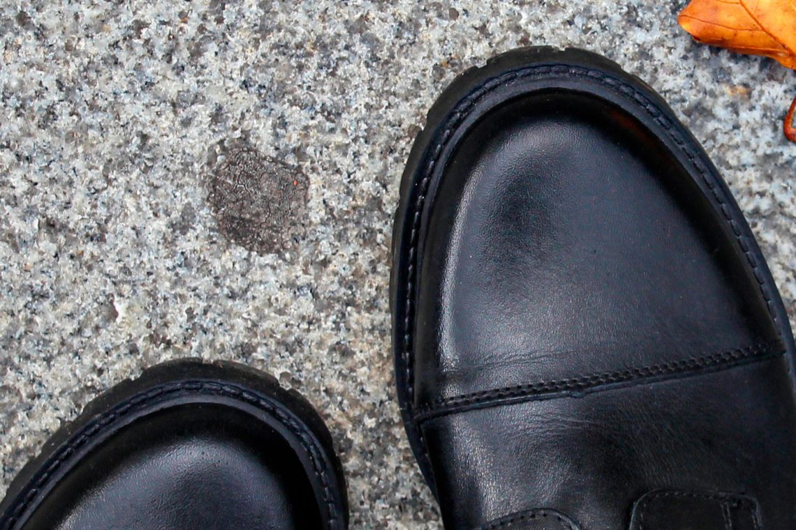 8 formas de ablandar los zapatos de cuero