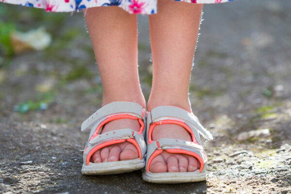 Consejos para elegir zapatos de verano para niños